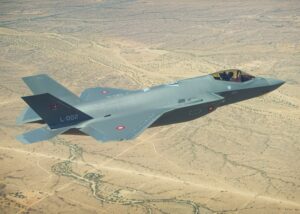 Δανικό F-35A με αριθμό L-002 πετά πάνω από την Αριζόνα.