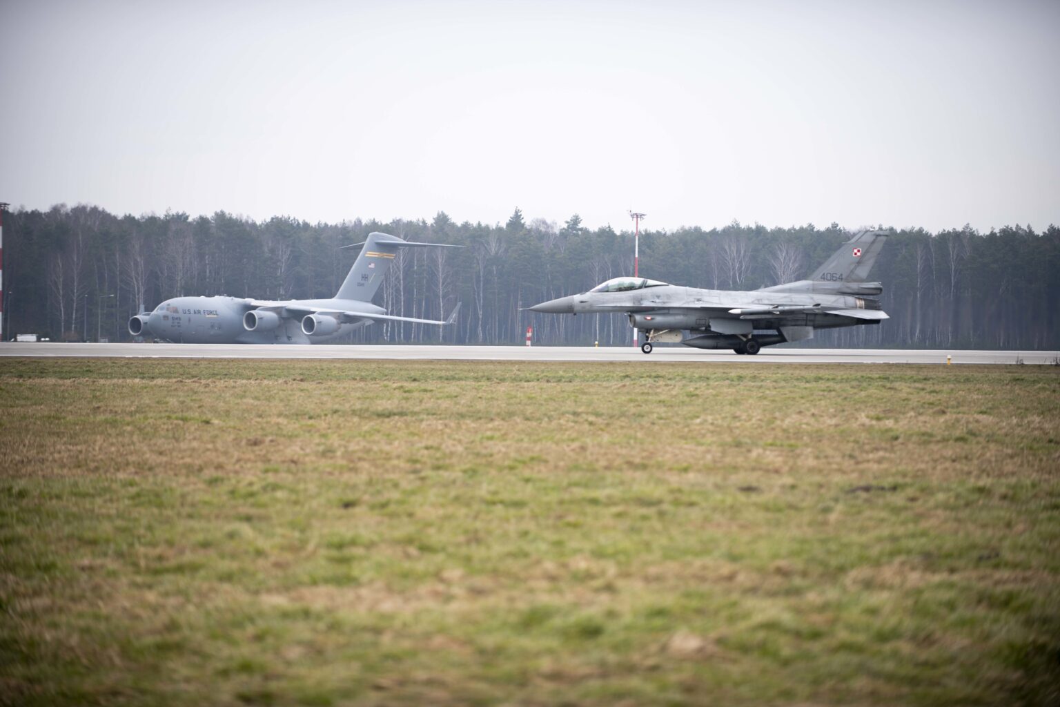 Πολωνικό F-16 προσγειώνεται στην αεροπορική βάση Łask