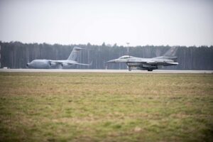Πολωνικό F-16 προσγειώνεται στην αεροπορική βάση Łask