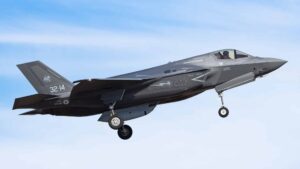 Ιταλικό F-35B προσεγγίζει τη Decimomannu με ατρακτίδιο πυροβόλου GPU-9/A
