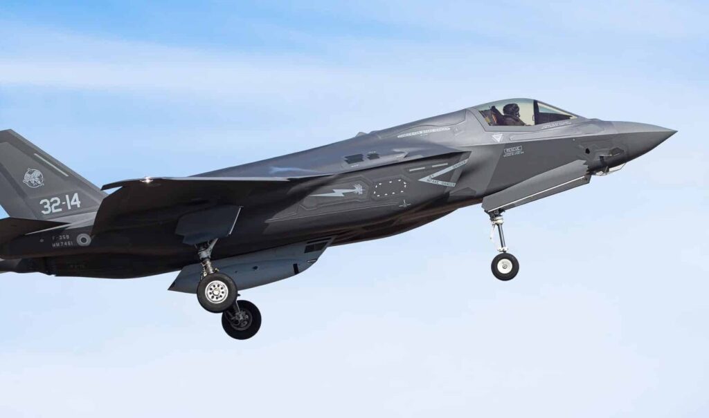 Ιταλικό F-35B προσεγγίζει τη Decimomannu με ατρακτίδιο πυροβόλου GPU-9/A