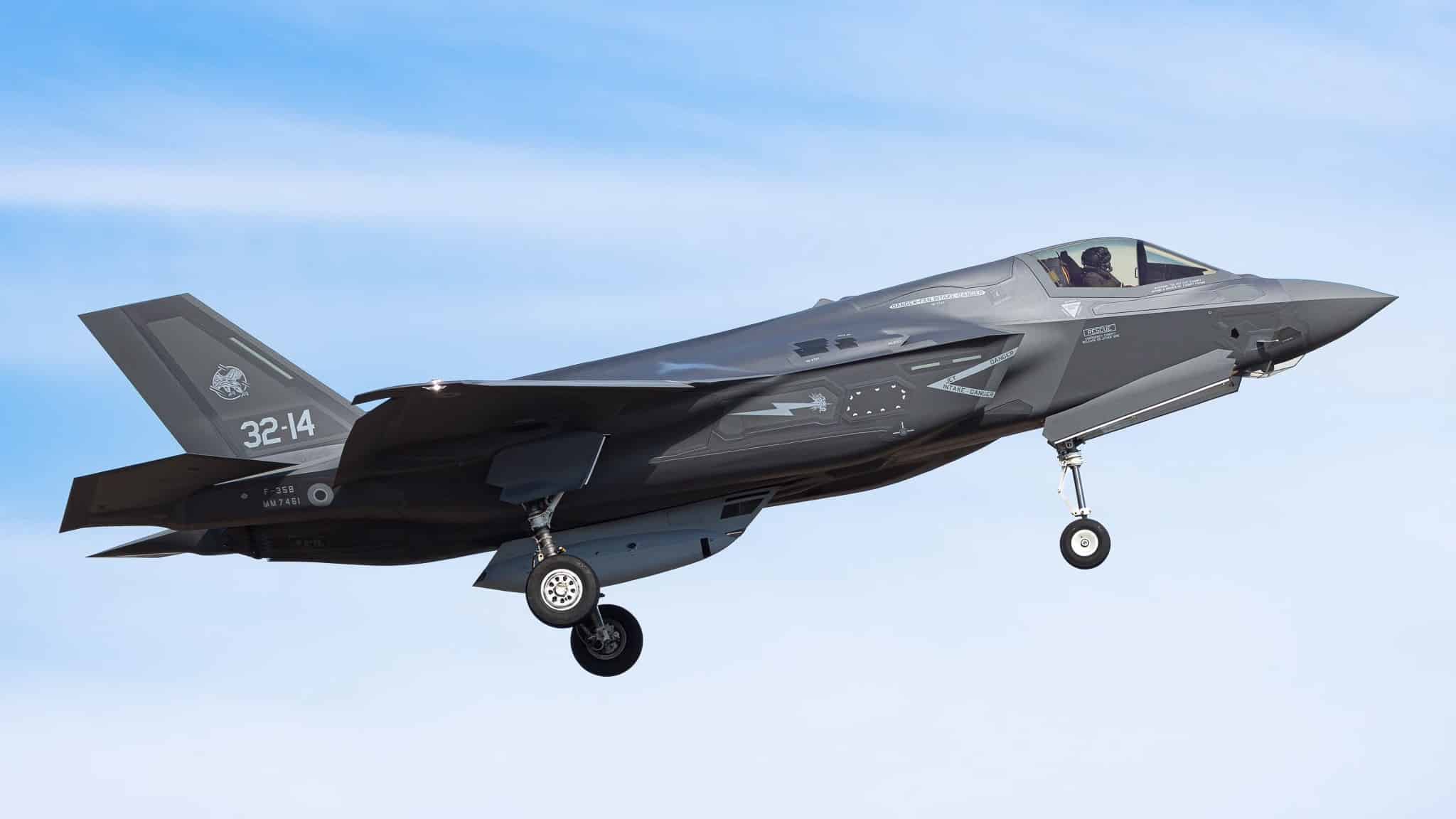 Ιταλικό F-35B προσεγγίζει τη Decimomannu με ατρακτίδιο πυροβόλου GPU-9/A