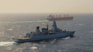 Η γερμανική φρεγάτα Hessen συνοδεύει εμπορικό πλοίο στην Ερυθρά Θάλασσα