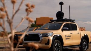 Όχημα του συστήματος αναχαίτισης drones GÖKALP της ASELSAN με ηλεκτροοπτικό εξοπλισμό στην οροφή