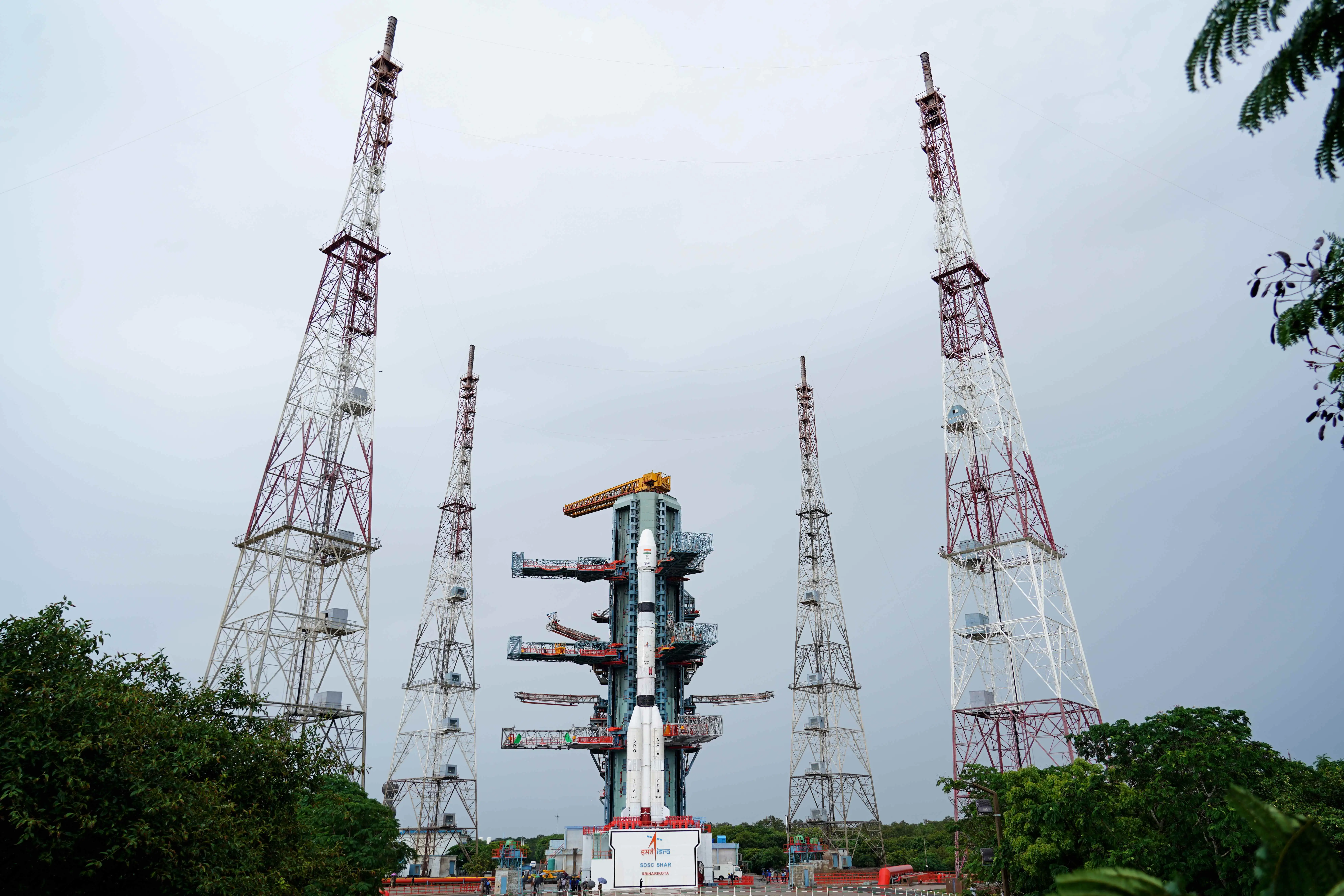 Ο πύραυλος GSLV-F18 στην εξέδρα εκτόξευσης, ανάμεσα στους πύργους προστασίας.