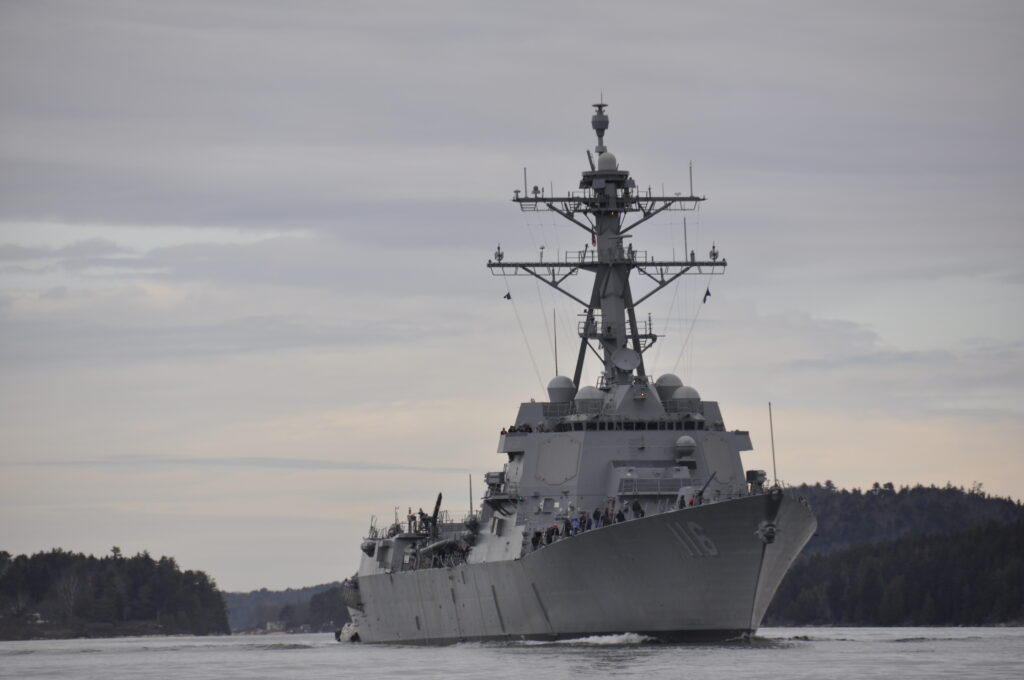 Το αντιτορπιλικό USS Thomas Hudner DDG-116 πλέει με την πλώρη προς τον φωτογράφο.