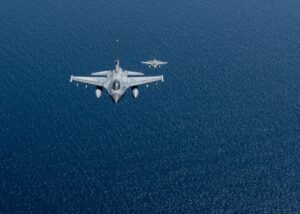 Δύο ελληνικά F-16C πετούν πάνω από τη θάλασσα