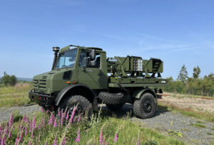Σύστημα ναρκοθέτησης SKORPION 2 σε όχημα Unimog σε υπαίθριο χώρο