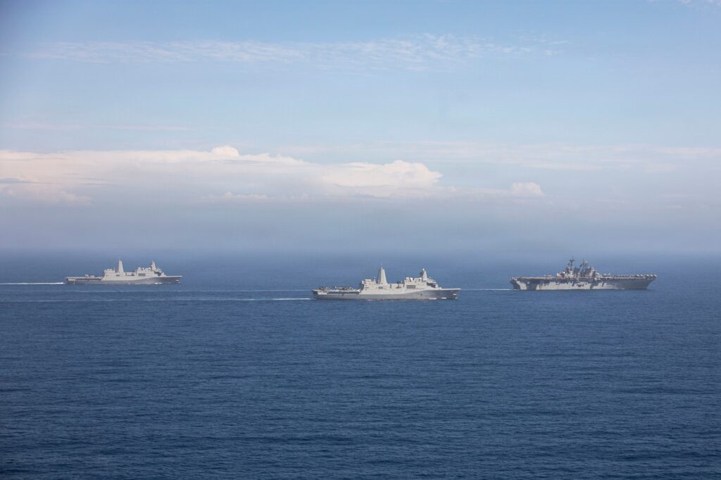 Τα USS Anchorage, USS John P. Murtha και USS Makin Island πλέουν σε σχηματισμό