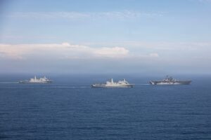 Τα USS Anchorage, USS John P. Murtha και USS Makin Island πλέουν σε σχηματισμό