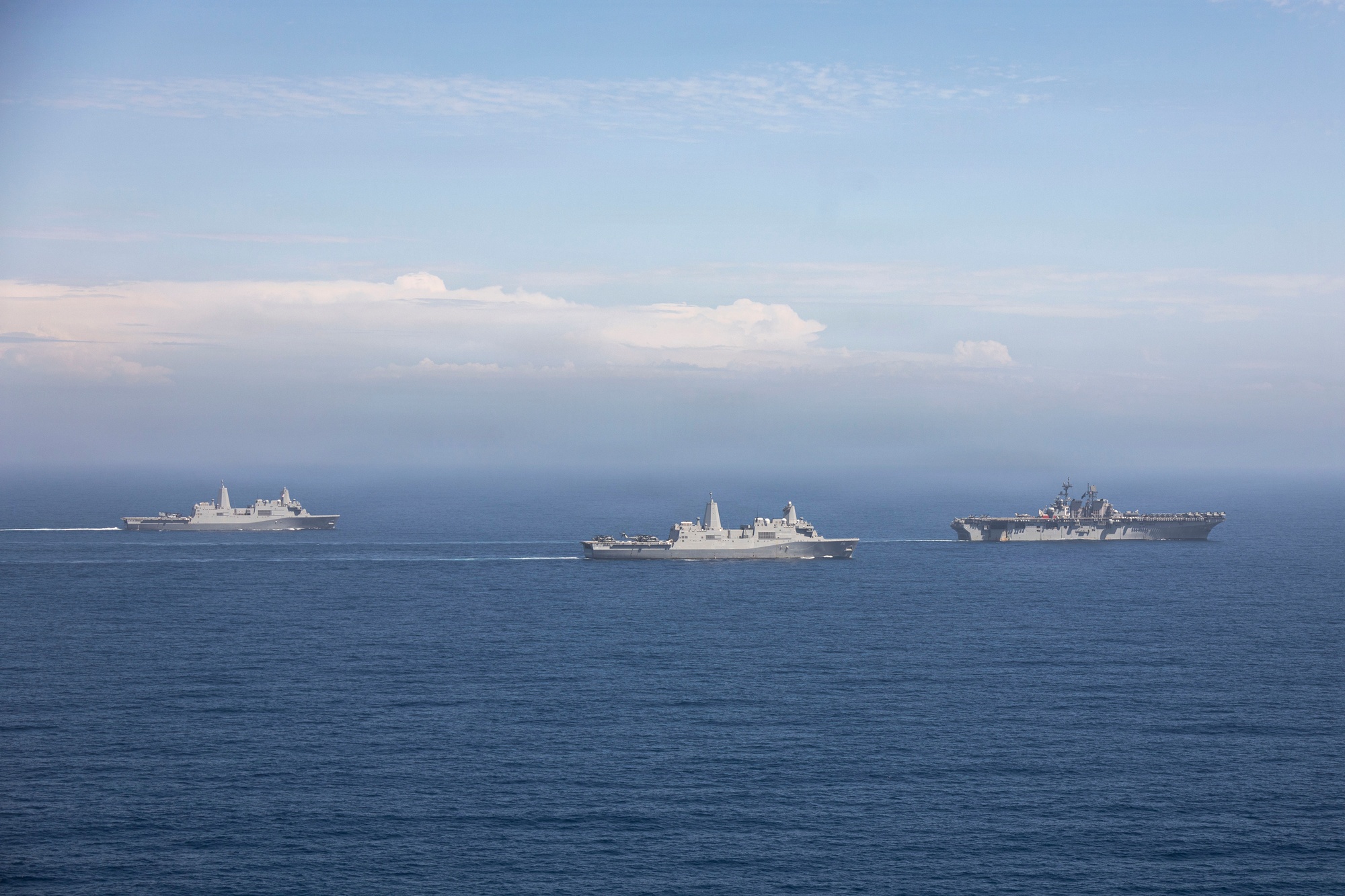 Τα USS Anchorage, USS John P. Murtha και USS Makin Island πλέουν σε σχηματισμό