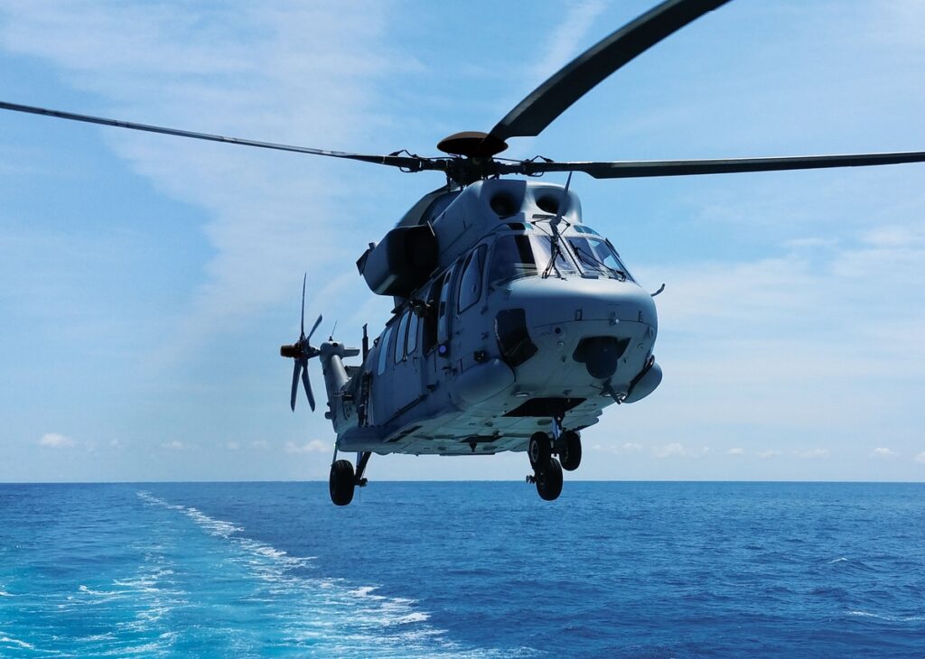 Ελικόπτερο MUH-1 Marineon πετά πάνω από τη θάλασσα