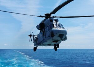 Ελικόπτερο MUH-1 Marineon πετά πάνω από τη θάλασσα
