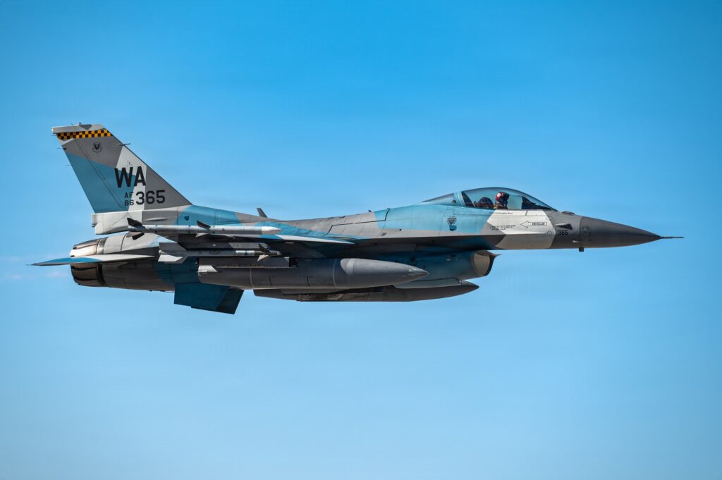 F-16 της 64ης Μοίρας Aggressor της USAF απογειώνεται στο Nellis κατά τη Red Flag 26-1.