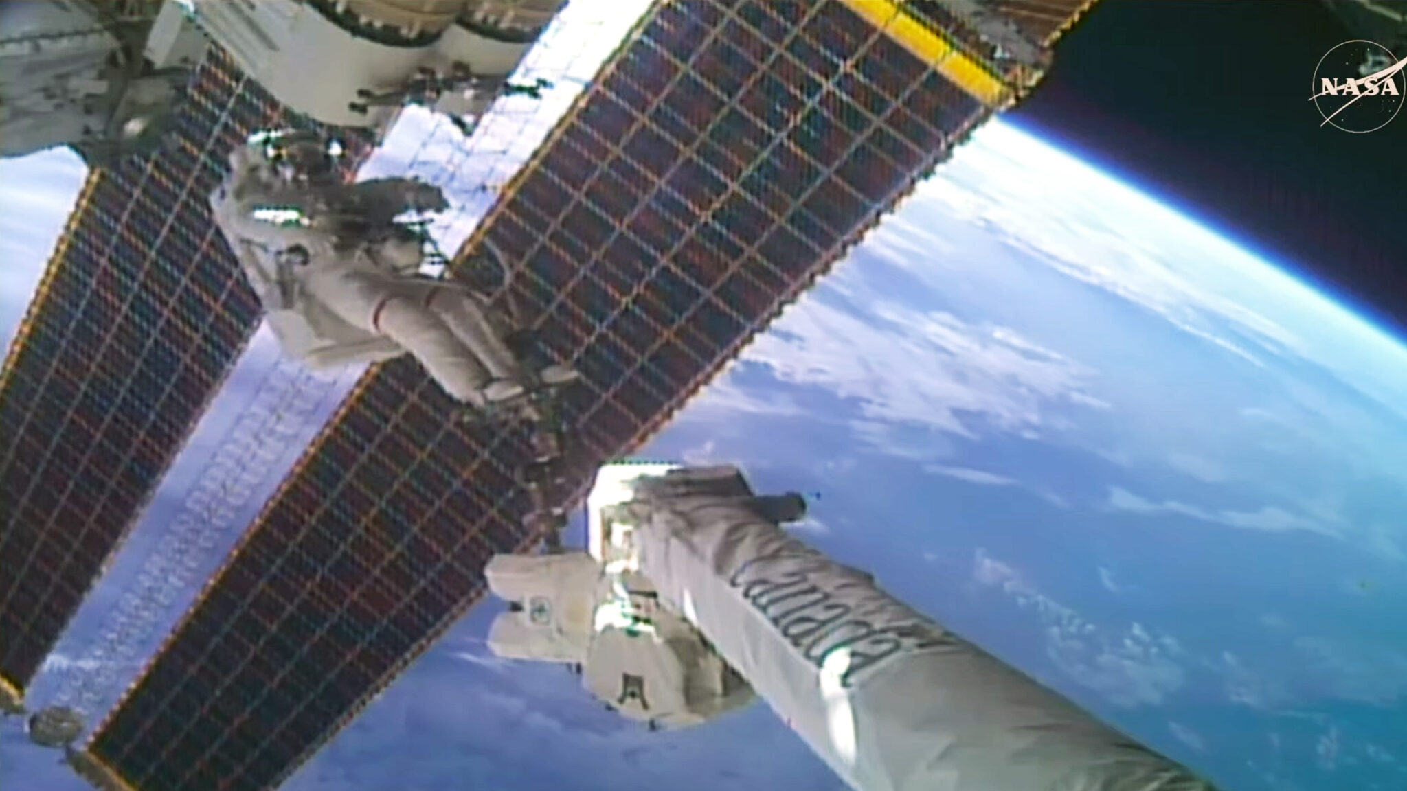 Στιγμιότυπο της NASA από τις εργασίες στον ISS στις 29 Οκτωβρίου 2026, με τον βραχίονα Canadarm2 και τις φωτοβολταϊκές συστοιχίες. Πηγή: NASA+.