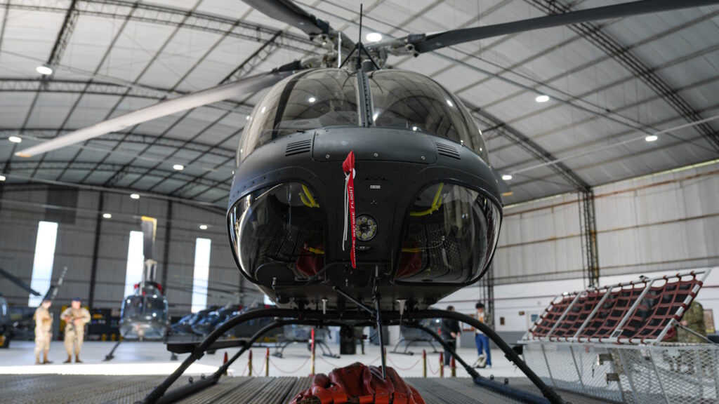 Μετωπική άποψη στρατιωτικού Bell 407GXi μέσα σε υπόστεγο στην Αργεντινή.