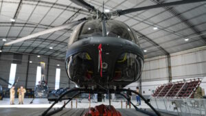 Μετωπική άποψη στρατιωτικού Bell 407GXi μέσα σε υπόστεγο στην Αργεντινή.