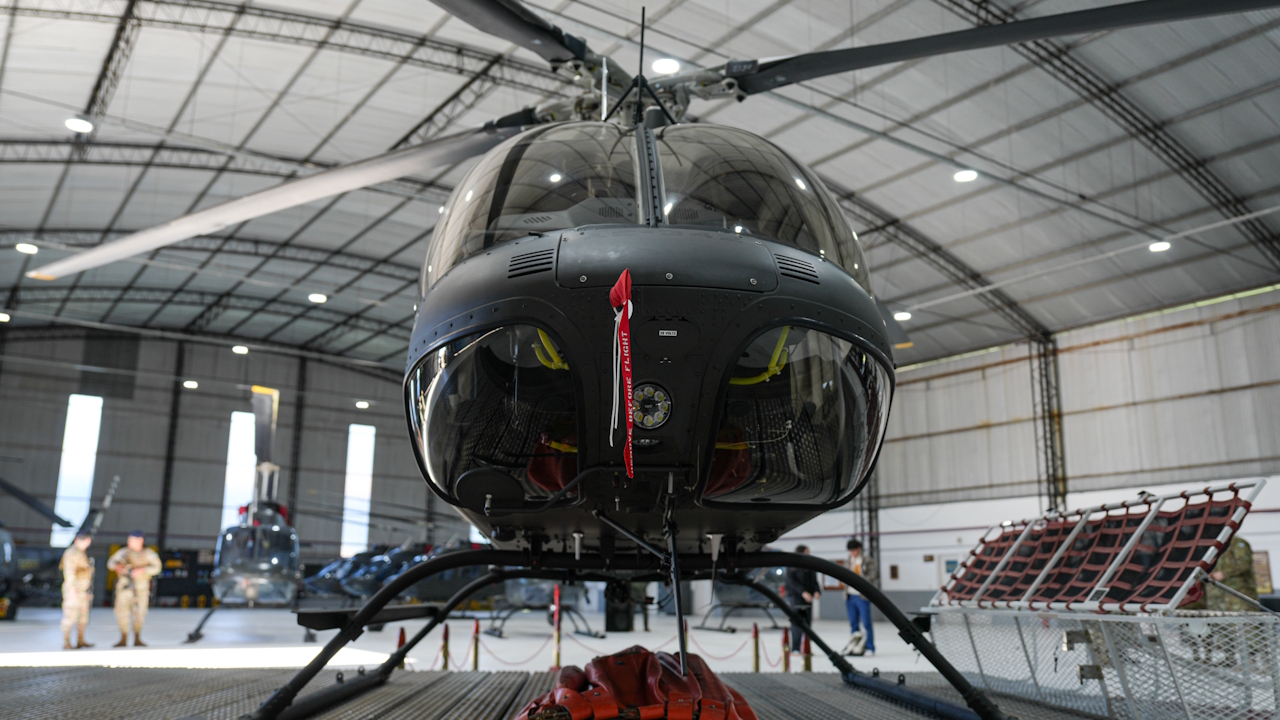 Μετωπική άποψη στρατιωτικού Bell 407GXi μέσα σε υπόστεγο στην Αργεντινή.
