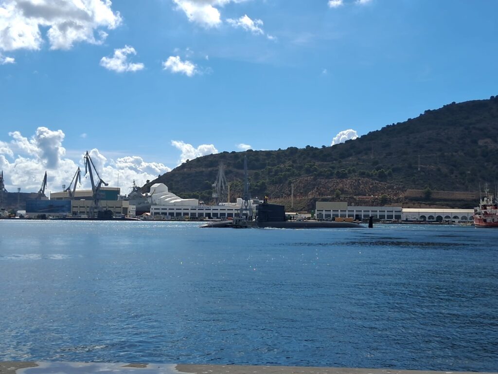 Το υποβρύχιο Isaac Peral S-81 κινείται στο λιμάνι της Καρθαγένης