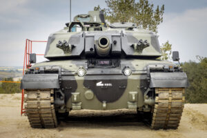 Βρετανικό πρωτότυπο άρματος Challenger 3 σε μετωπική λήψη, σε φωτογραφία αρχείου του 2021.