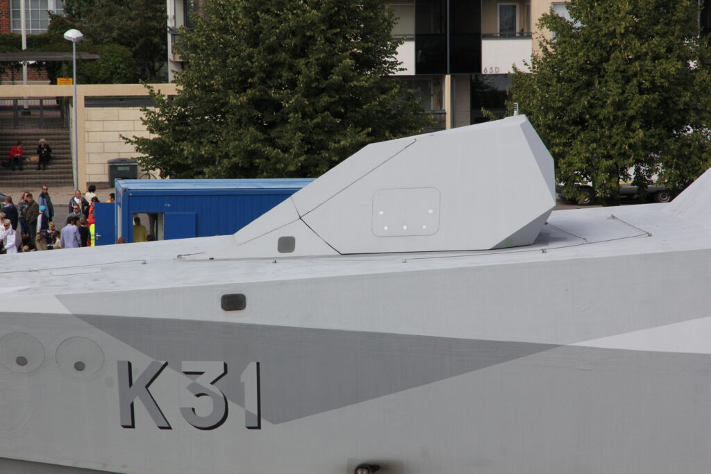 Πυροβόλο Bofors 57 Mk3 σε πυργίσκο χαμηλής παρατηρησιμότητας στην πλώρη της σουηδικής κορβέτας Visby K31.