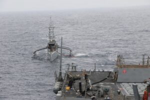 Το μη επανδρωμένο σκάφος επιφανείας Seahawk δίπλα στο αντιτορπιλικό USS Chafee κατά τη διάρκεια ανεφοδιασμού
