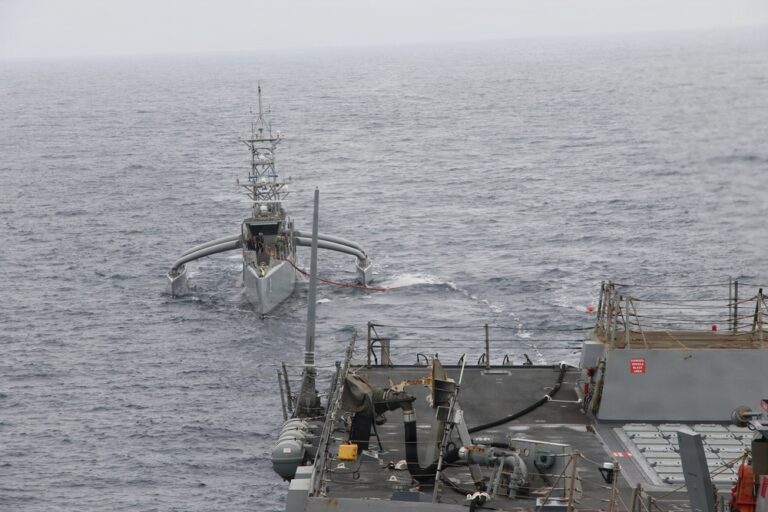 Το μη επανδρωμένο σκάφος επιφανείας Seahawk δίπλα στο αντιτορπιλικό USS Chafee κατά τη διάρκεια ανεφοδιασμού