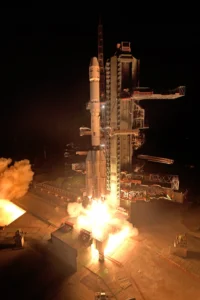 Ο GSLV-F18 απογειώνεται νύχτα με τον NVS-03 από το Satish Dhawan