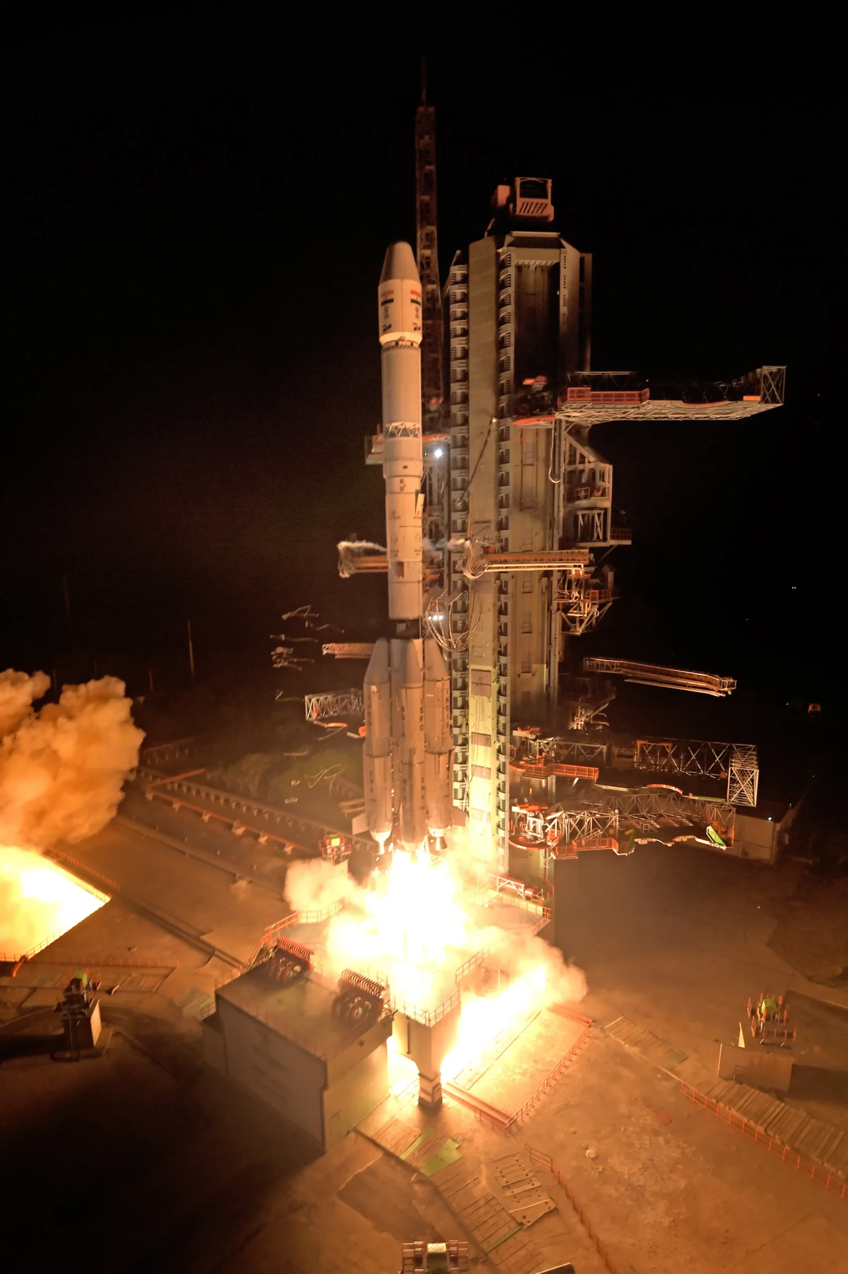 Ο GSLV-F18 απογειώνεται νύχτα με τον NVS-03 από το Satish Dhawan
