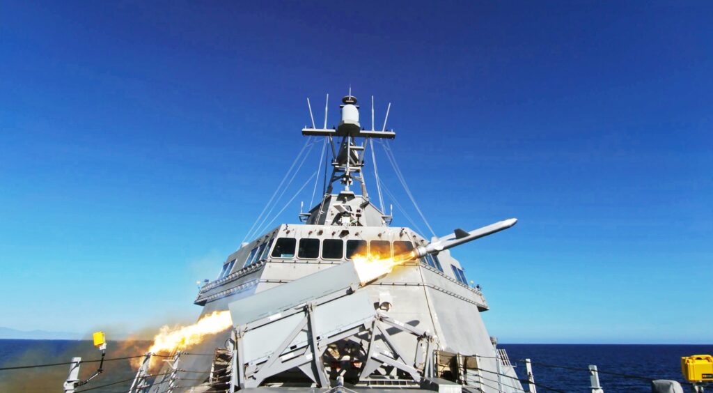 Πύραυλος Naval Strike Missile κατά την εκτόξευσή του από το USS Gabrielle Giffords.