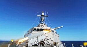 Πύραυλος Naval Strike Missile κατά την εκτόξευσή του από το USS Gabrielle Giffords.