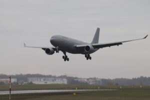 Γκρι A330 της Ισπανικής Αεροπορίας με αναπτυγμένο σύστημα προσγείωσης προσεγγίζει το αεροδρόμιο του Γκντανσκ.