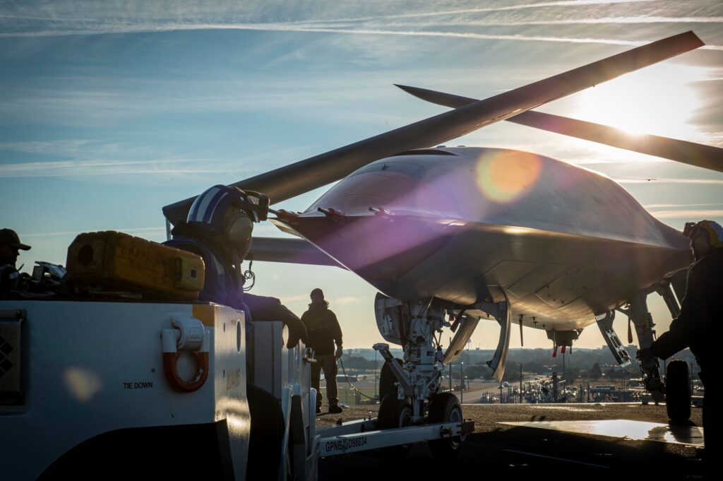 Προσωπικό χειρίζεται MQ-25 με αναδιπλωμένες πτέρυγες κατά τη διάρκεια δοκιμών
