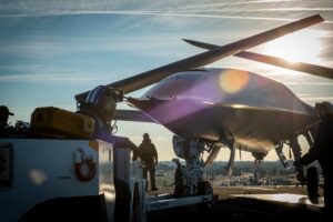 Προσωπικό χειρίζεται MQ-25 με αναδιπλωμένες πτέρυγες κατά τη διάρκεια δοκιμών