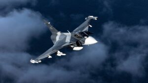 Μαχητικό Saab Gripen E σε πτήση πάνω από τη θάλασσα