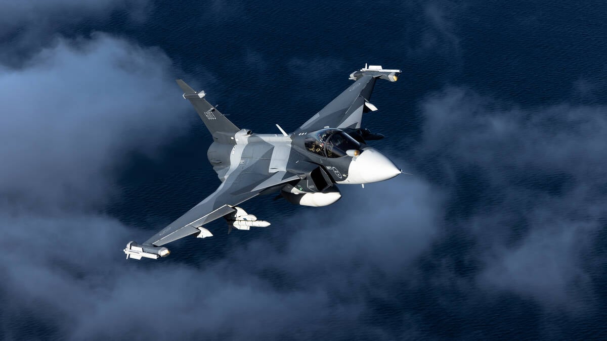 Μαχητικό Saab Gripen E σε πτήση πάνω από τη θάλασσα
