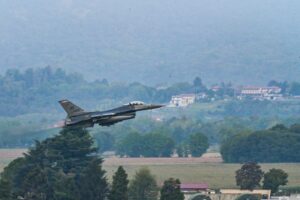 Αμερικανικό F-16 απογειώνεται στη βόρεια Ιταλία κατά την άσκηση Steadfast Noon