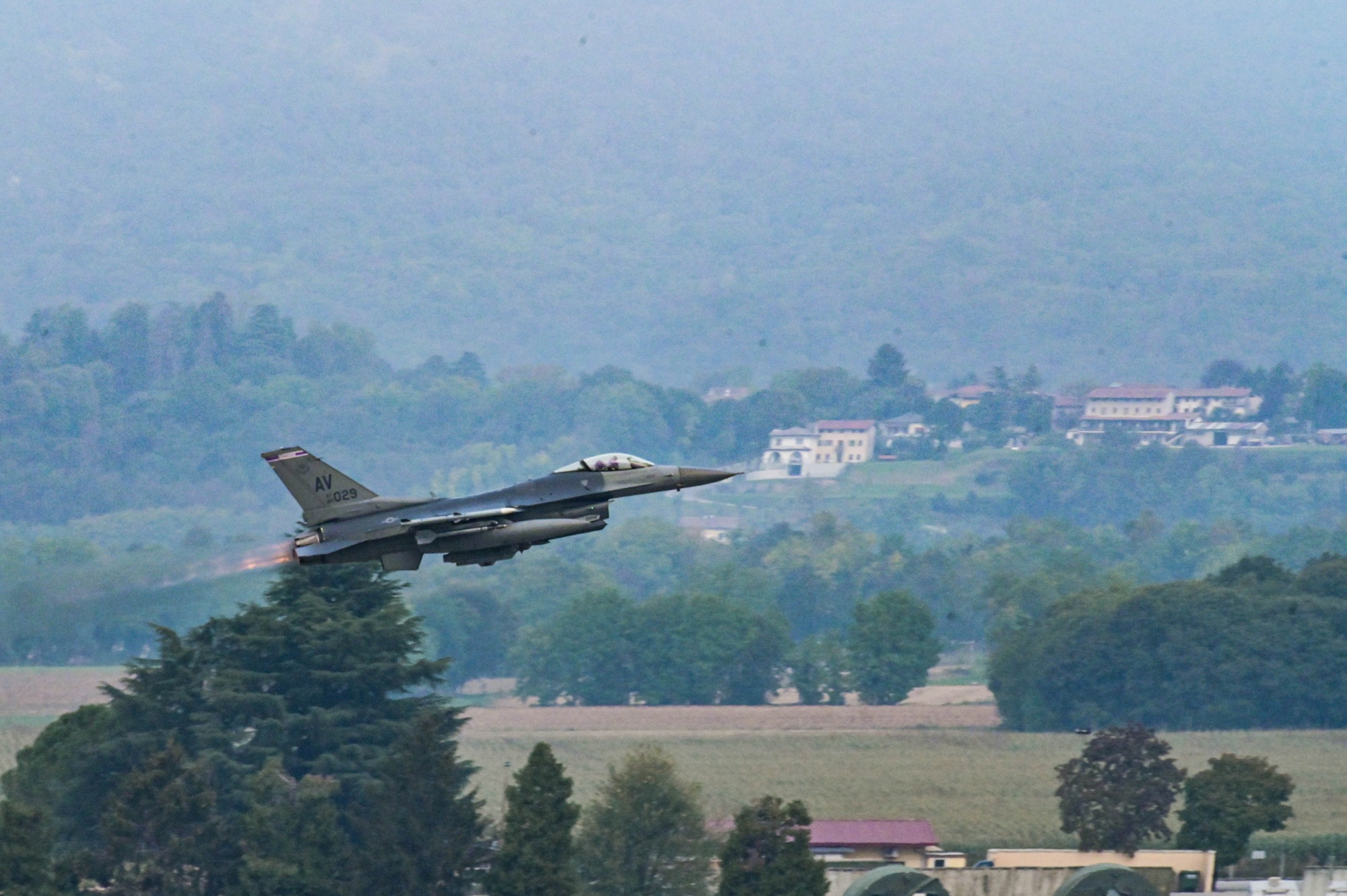 Αμερικανικό F-16 απογειώνεται στη βόρεια Ιταλία κατά την άσκηση Steadfast Noon