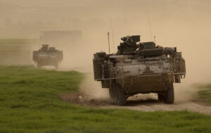 Stryker μεταφοράς πεζικού με προστατευτικά μεταλλικά πλέγματα σε περιπολία κοντά στη Μοσούλη