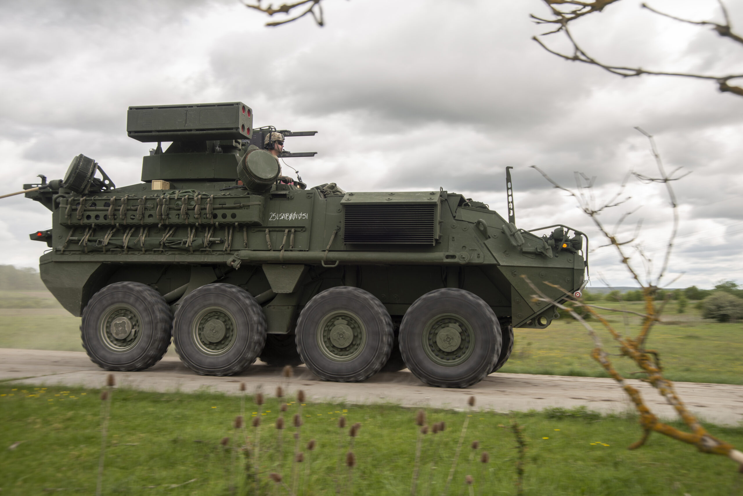 Stryker M-SHORAD &sigma;&tau;&eta;&nu; &alpha;&rho;&chi;&iota;&kappa;ή &alpha;&nu;&tau;&iota;&alpha;&epsilon;&rho;&omicron;&pi;&omicron;&rho;&iota;&kappa;ή &delta;&iota;&alpha;&mu;ό&rho;&phi;&omega;&sigma;&eta; &mu;&epsilon; &epsilon;&kappa;&tau;&omicron;&xi;&epsilon;&upsilon;&tau;ή Stinger &kappa;&alpha;&iota; &rho;&alpha;&nu;&tau;ά&rho;