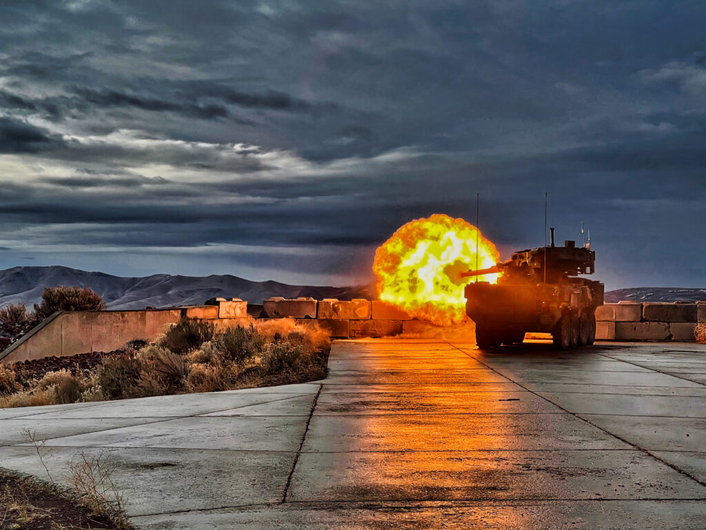 M1128 Stryker Mobile Gun System βάλλει με το πυροβόλο των 105 χιλιοστών στο Yakima