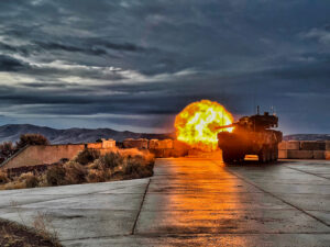 M1128 Stryker Mobile Gun System βάλλει με το πυροβόλο των 105 χιλιοστών στο Yakima