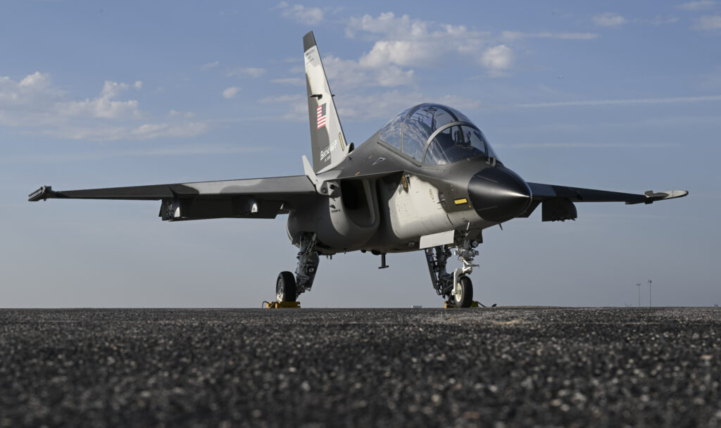 Μετωπική λοξή άποψη του δικινητήριου Beechcraft M-346N με κλειστή καλύπτρα στο έδαφος
