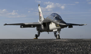 Μετωπική λοξή άποψη του δικινητήριου Beechcraft M-346N με κλειστή καλύπτρα στο έδαφος