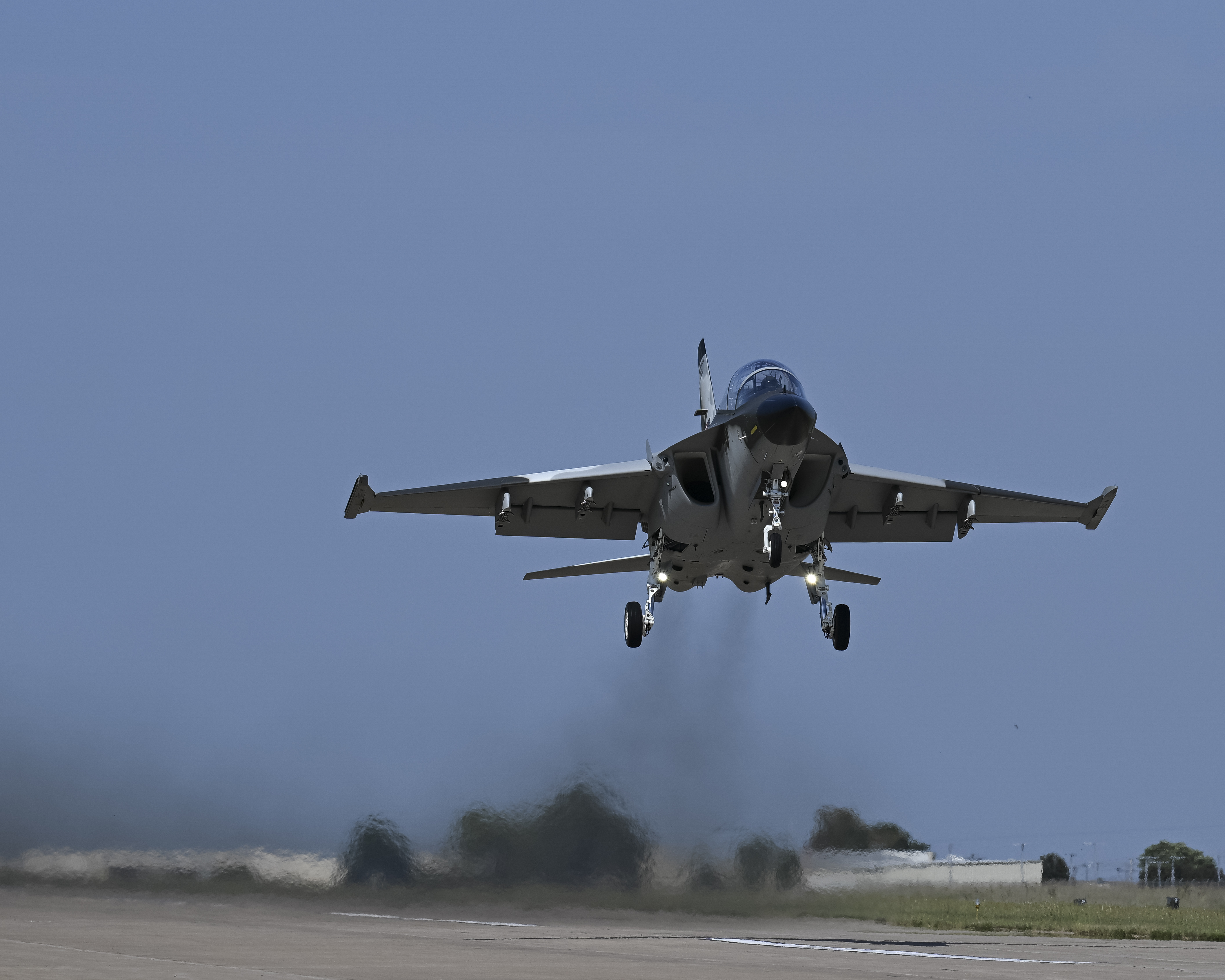 Beechcraft M-346N &sigma;&epsilon; &chi;&alpha;&mu;&eta;&lambda;ή &pi;&tau;ή&sigma;&eta; &pi;ά&nu;&omega; &alpha;&pi;ό &delta;&iota;ά&delta;&rho;&omicron;&mu;&omicron; &mu;&epsilon; &epsilon;&kappa;&tau;&epsilon;&tau;&alpha;&mu;έ&nu;&omicron; &sigma;ύ&sigma;&tau;&eta;&mu;&alpha; &pi;&rho;&omicron;&sigma;&gamma;&epsilon;ί&omega;&sigma;&eta;&sigmaf;