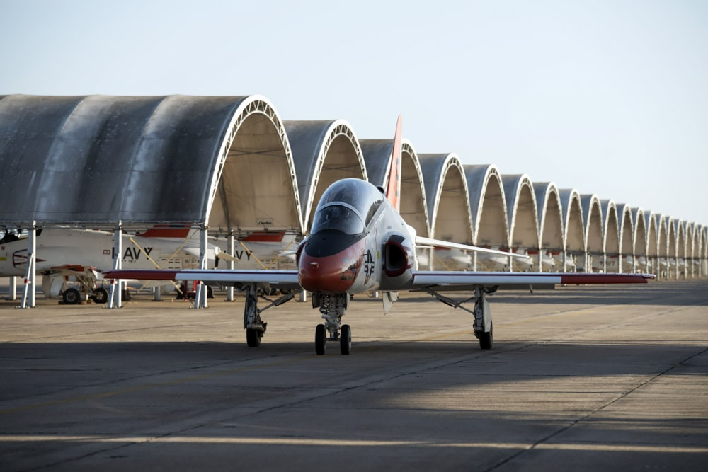 &Lambda;&epsilon;&upsilon;&kappa;ό &kappa;&alpha;&iota; &pi;&omicron;&rho;&tau;&omicron;&kappa;&alpha;&lambda;ί T-45C Goshawk &mu;&pi;&rho;&omicron;&sigma;&tau;ά &alpha;&pi;ό &sigma;&tau;έ&gamma;&alpha;&sigma;&tau;&rho;&alpha; &sigma;&epsilon; &alpha;&epsilon;&rho;&omicron;&pi;&omicron;&rho;&iota;&kappa;ή &beta;ά&sigma;&eta;