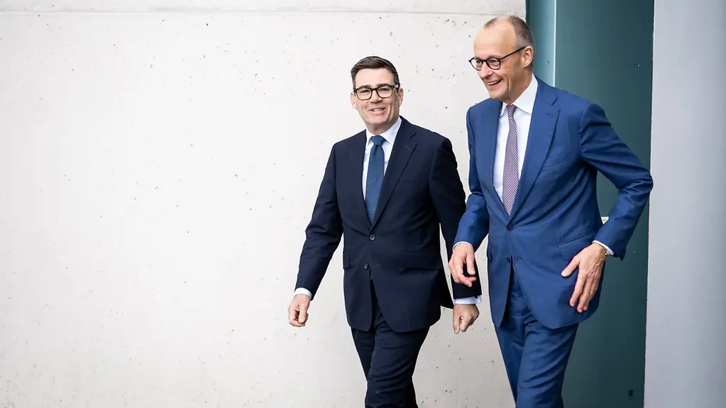 Ο Andy Burnham και ο Friedrich Merz περπατούν μαζί στην Καγκελαρία στο Βερολίνο