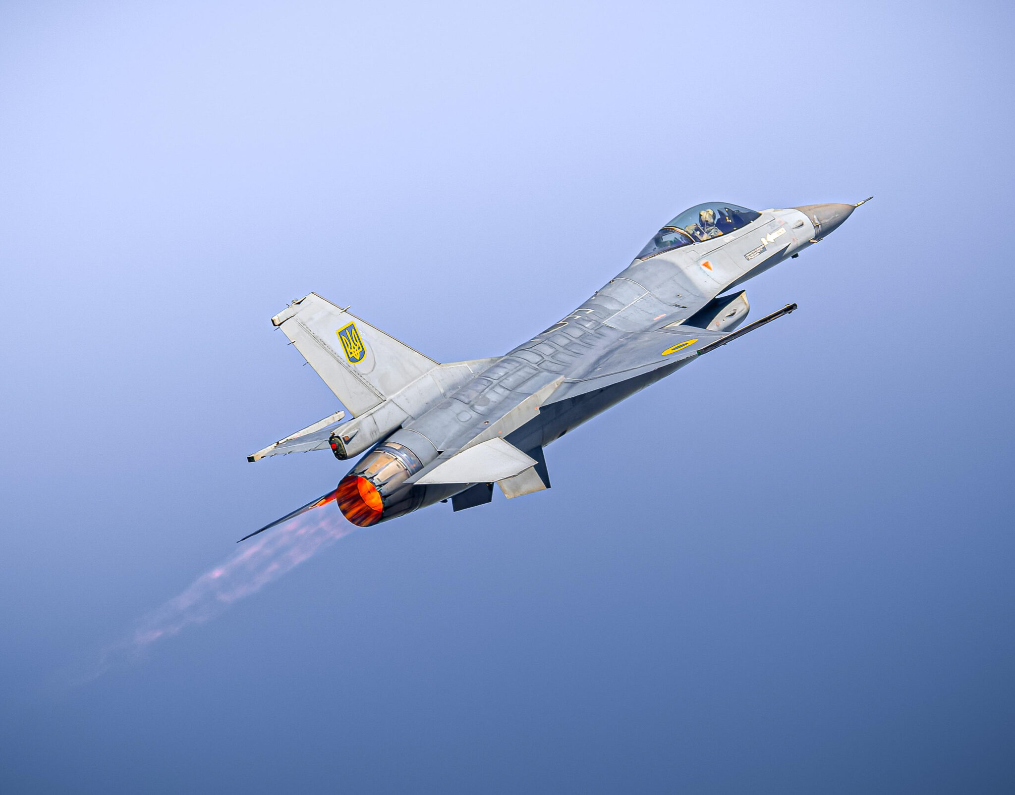 F-16 της Ουκρανικής Αεροπορίας σε πτήση με το ουκρανικό εθνόσημο στο κάθετο σταθερό