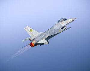 F-16 της Ουκρανικής Αεροπορίας σε πτήση με το ουκρανικό εθνόσημο στο κάθετο σταθερό