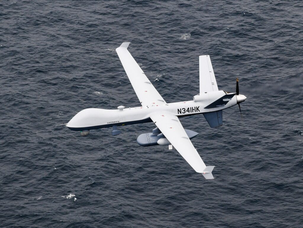 Μη επανδρωμένο αεροσκάφος MQ-9B SeaGuardian σε πτήση πάνω από τον Ειρηνικό Ωκεανό